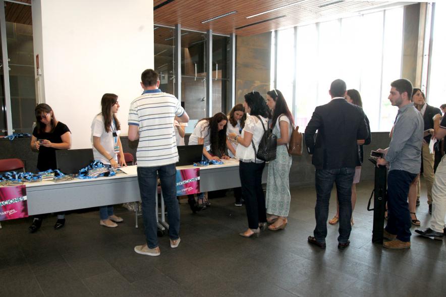 Media StartUps Alcobendas - Imagen de la mesa de información ayudando a  los participantes. 