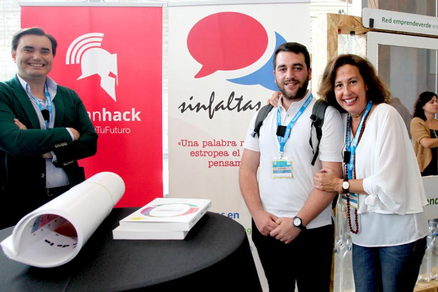 Media StartUps Alcobendas - Imagen de los reprsentantes de una empresa con la concejal.