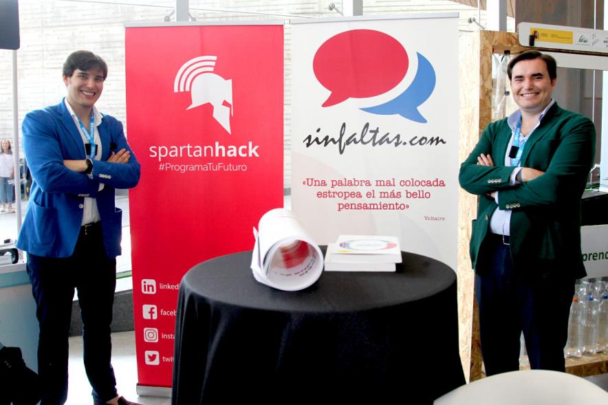 Media StartUps Alcobendas - Posado de dos representantes de la empresa Spartanhack.