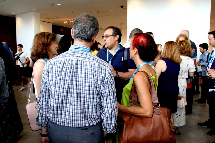 Media StartUps Alcobendas -Imagen del interior de la sala de presentación con varios grupos de participantes.