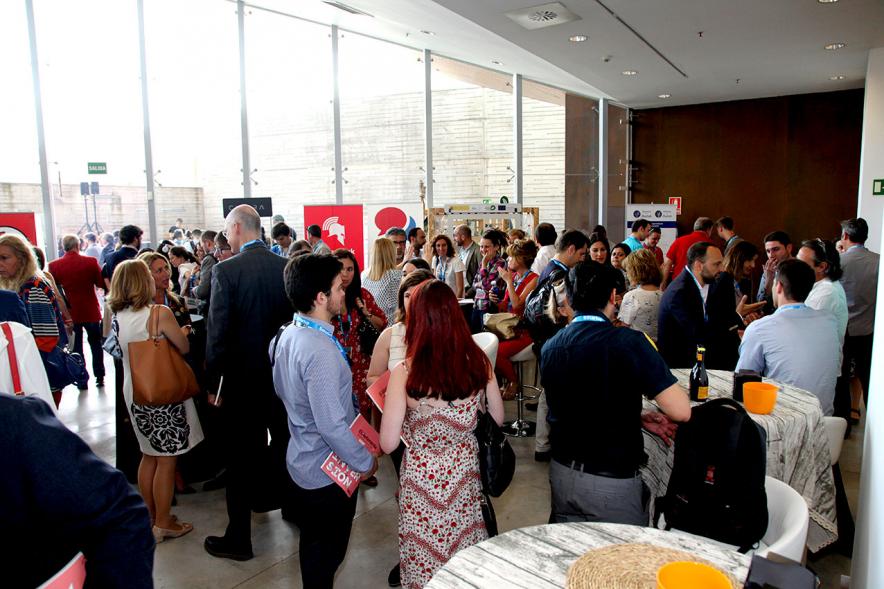 Media StartUps Alcobendas - Imagen de todos los participantes disfrutando del catering.
