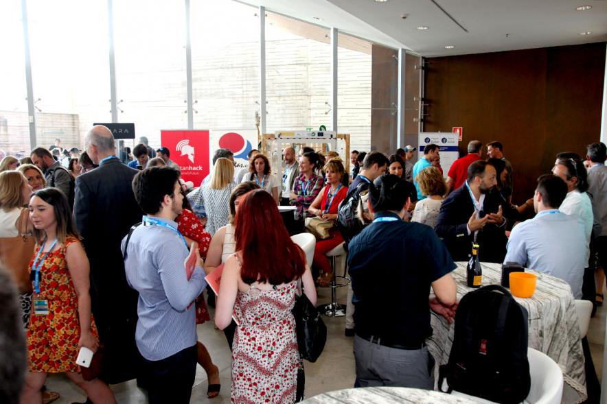 Media StartUps Alcobendas - Imagen de los participantes en la sala disfrutando del catering.