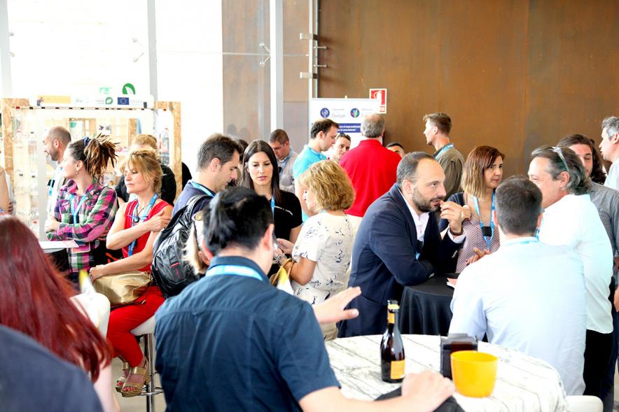 Media StartUps Alcobendas -  Imagen de los participantes en la sala disfrutando del catering.