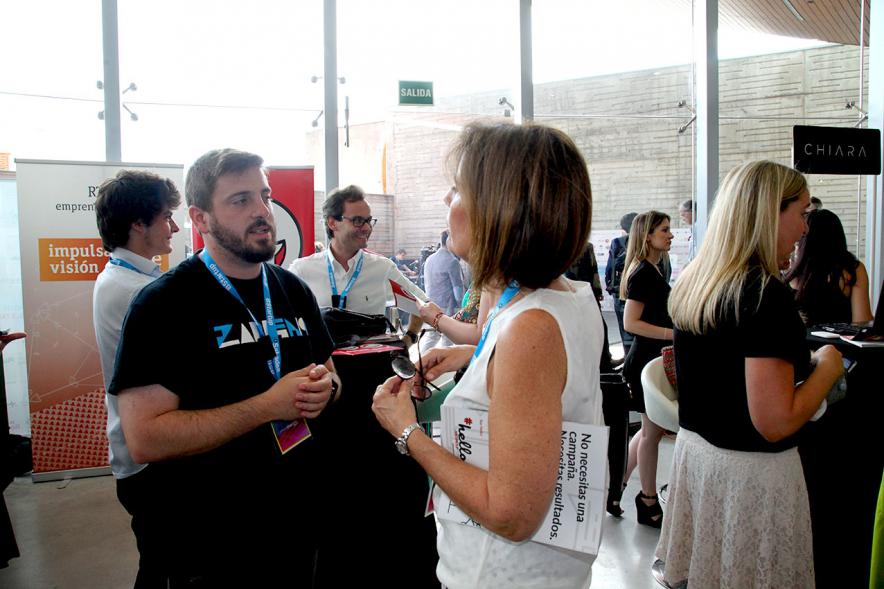 Media StartUps Alcobendas - Imagen del interior de la sala   con varios grupos de participantes.