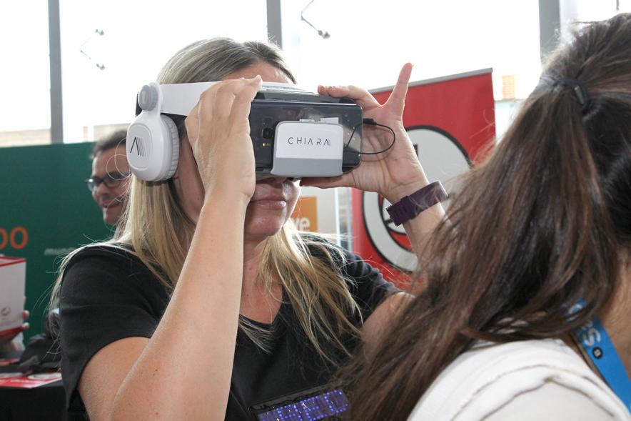 Media StartUps Alcobendas - Primer plano de una joven con las gafas de realidad virtual.