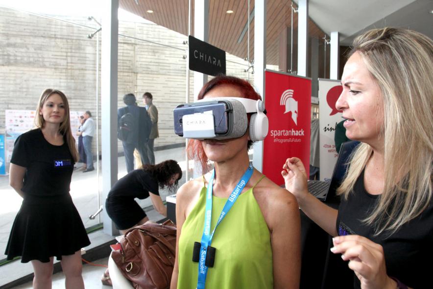 Media StartUps Alcobendas - Primer plano de una joven probando las gafas  realidad virtual. 