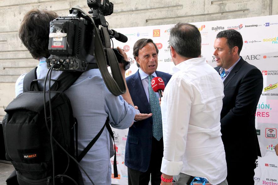 Media StartUps Alcobendas - Primer plano del alcalde entrevistado por la prensa.