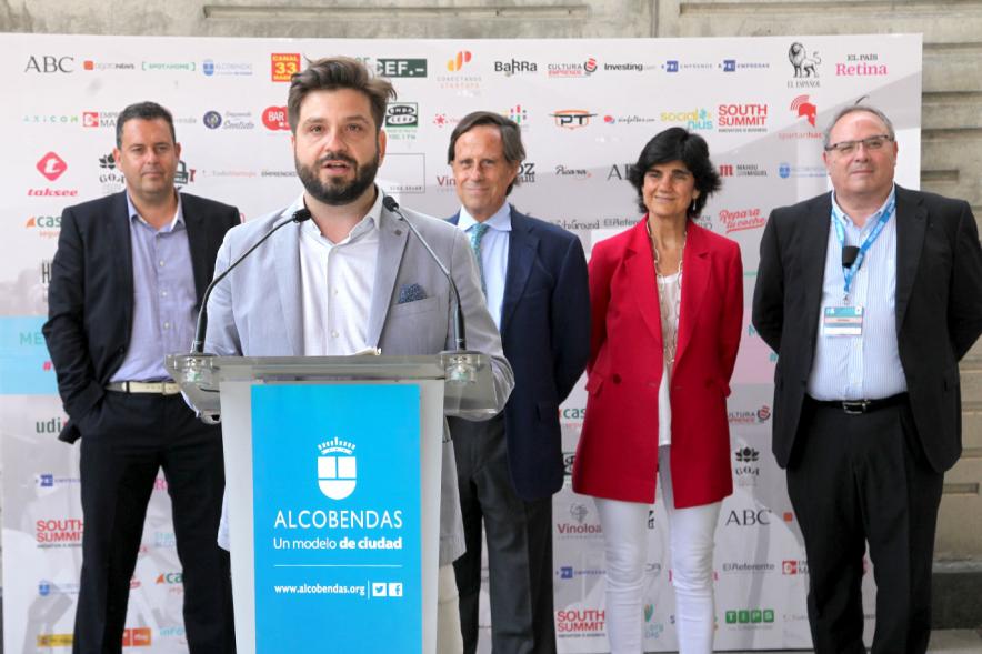 Media StartUps Alcobendas - Imagen de un responsable desde el atril  y e fondo de las autoridades.
