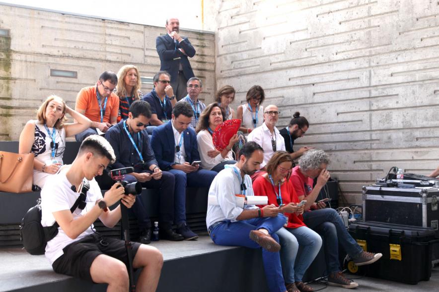 Media StartUps Alcobendas - Imagen de un grupo de participantes sentados en una escalinata.