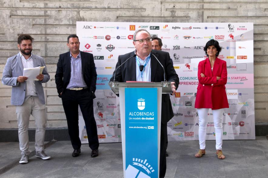 Media StartUps Alcobendas - Primer plano de un representante empresarial hablando a fondo el  alcalde.