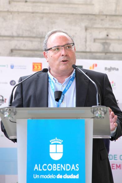 Media StartUps Alcobendas - Primer plano de un representante empresarial hablando. 