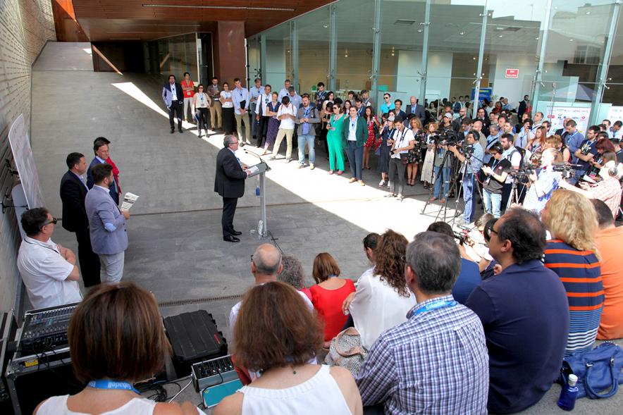 Media StartUps Alcobendas - Panorámica de la presentación, grupos de participantes los ponentes y el equipo municipal.