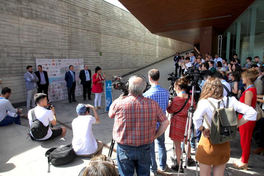 Media StartUps Alcobendas - Imagen de la presentación, discurso de una concejal y los grupos de participantes.