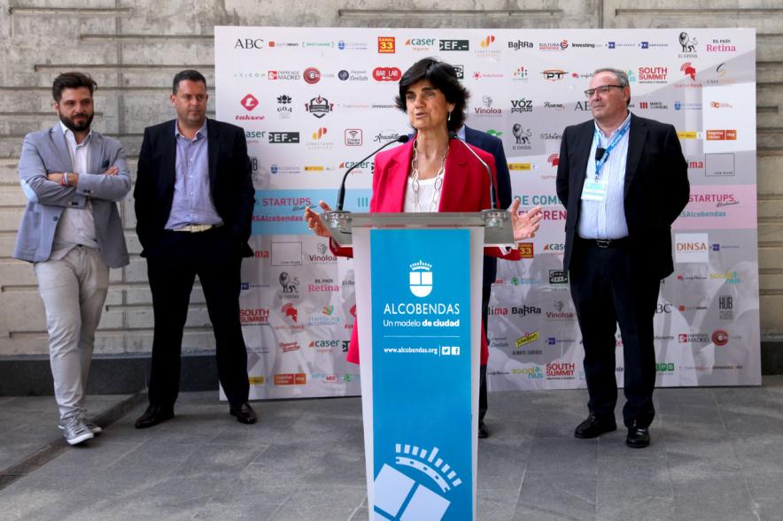 Media StartUps Alcobendas - Discurso de una representante  empresarial con sus colaboradores.