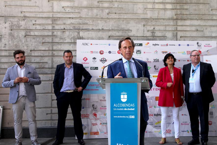 Media StartUps Alcobendas -  Imagen del discurso del alcalde junto a un grupo de participantes.