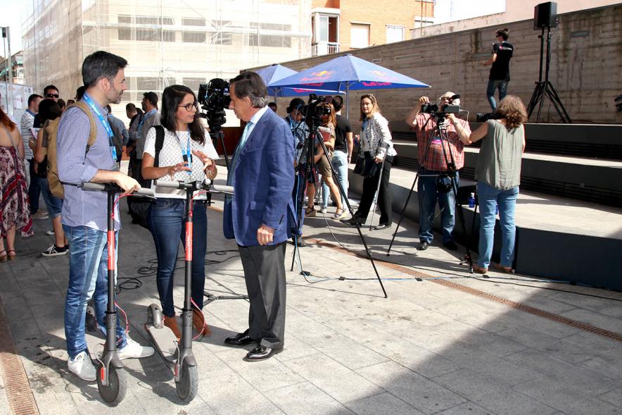 Media StartUps Alcobendas - Imagen del alcalde  con los representantes de la empresa de patinetes.