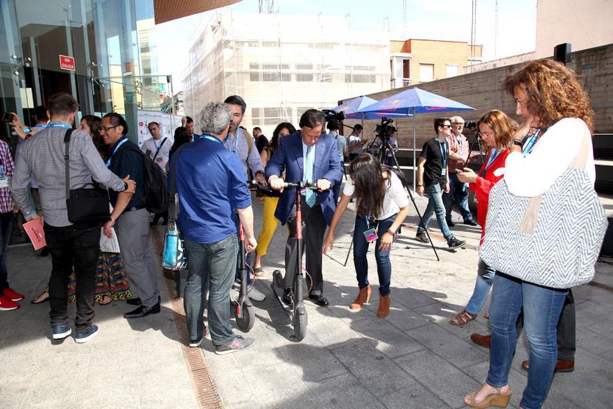 Media StartUps Alcobendas -  Imagen del alcalde probando un patinete en el exterior.- 152578