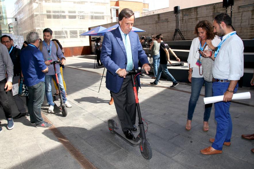 Media StartUps Alcobendas - Imagen del alcalde probando un patinete en el exterior.
