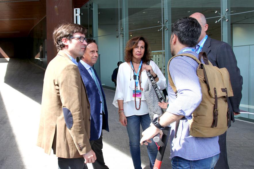 Media StartUps Alcobendas - El equipo municipal a la entrada del lugar de la presentación.