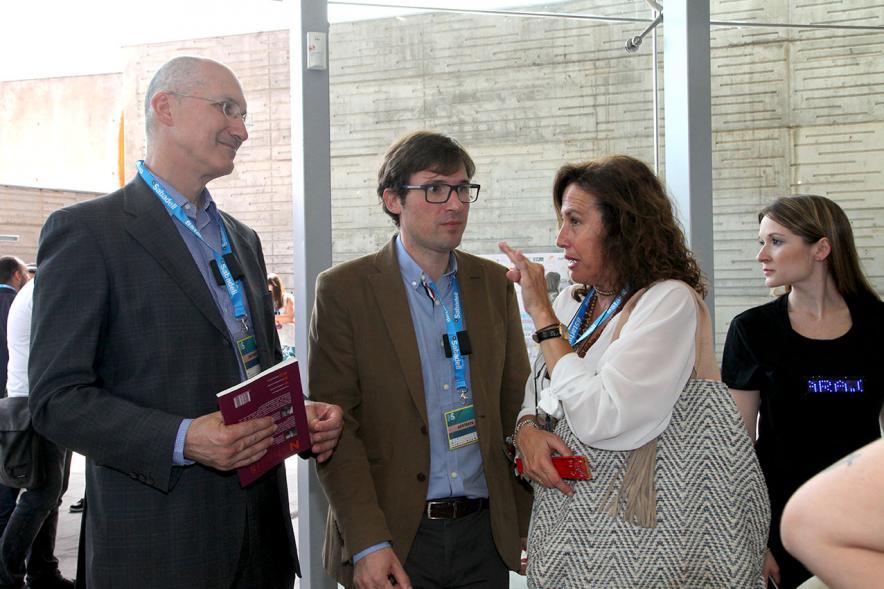 Media StartUps Alcobendas - Primer plano del equipo municipal con un empresario.