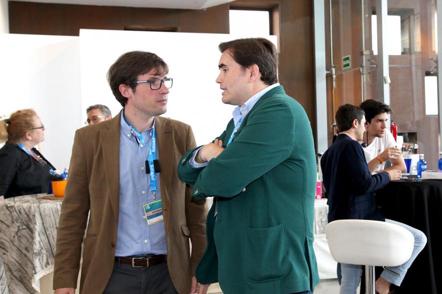 Media StartUps Alcobendas - Charla entre un representante empresarial y el concejal.