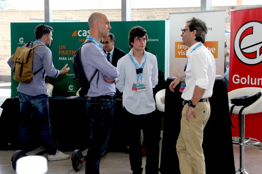 Media StartUps Alcobendas - Imagen de un grupo de participantes hablando.