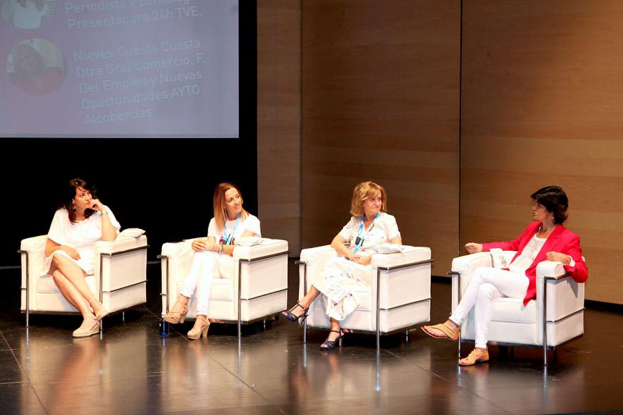 Media StartUps Alcobendas -  Imagen de las ponentes sentadas.