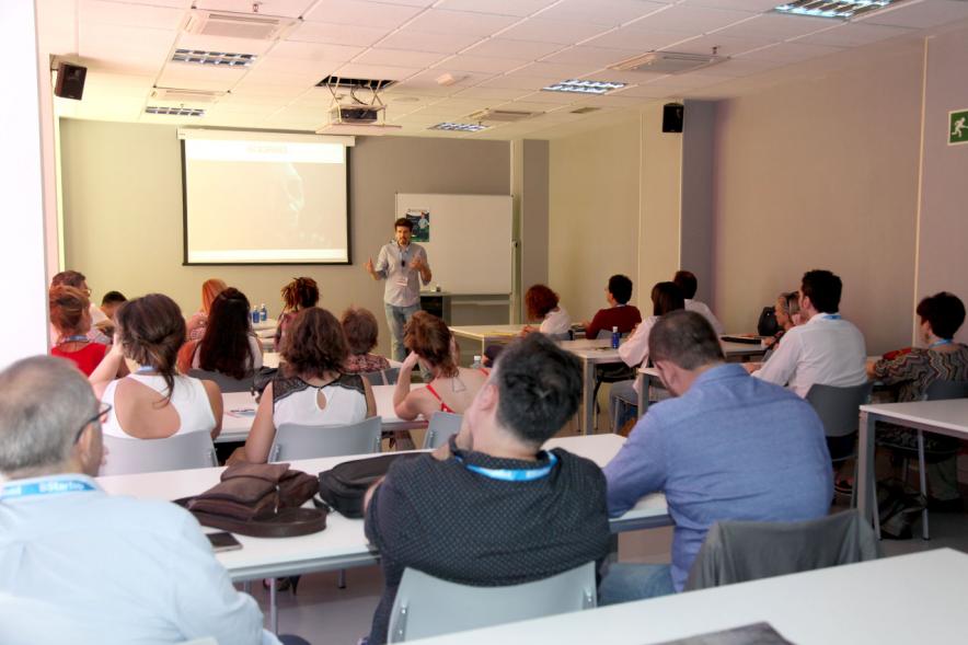 Media StartUps Alcobendas - Imagen trasera de una sala completa de conferencias.