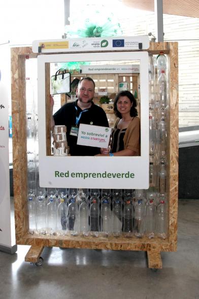 Media StartUps Alcobendas -  Imagen de dos representantes de una empresa en un photocall.