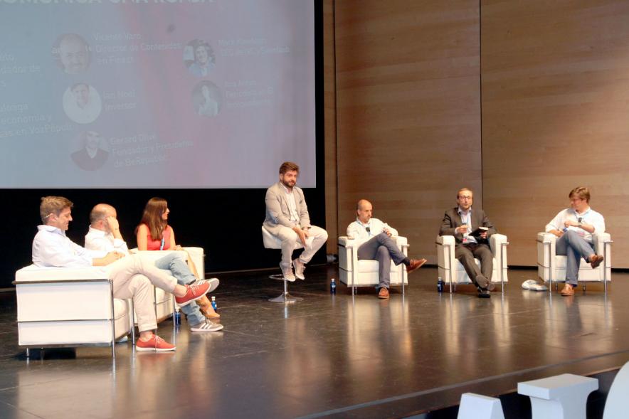 Media StartUps Alcobendas  - Imagen del escenario con los ponentes sentados.