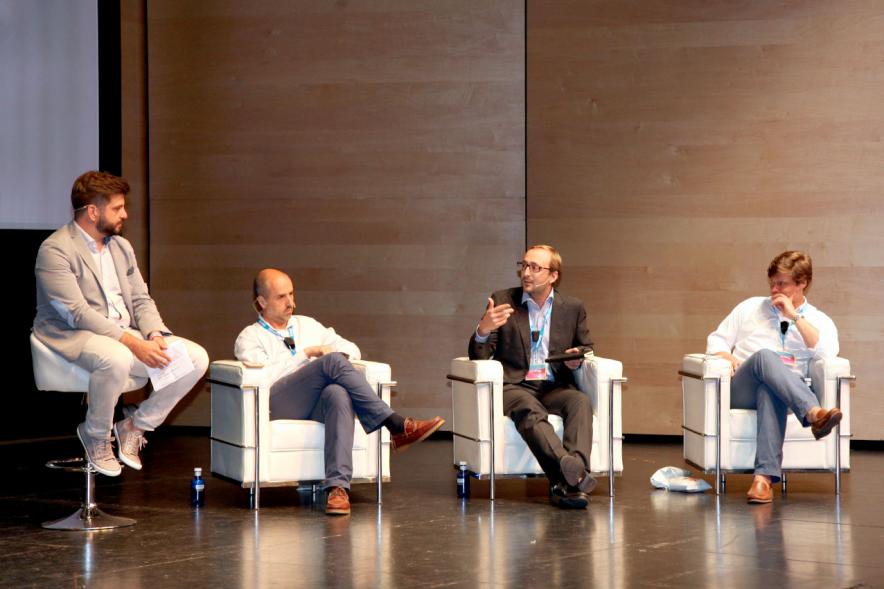 Media StartUps Alcobendas - Imagen del escenario con los ponentes de la presentación.