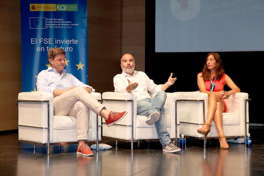 Media StartUps Alcobendas - Imagen de los ponentes sentados.