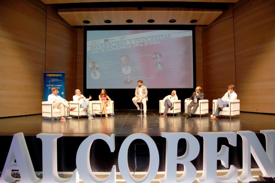 Media StartUps Alcobendas - Imagen del escenario con los ponentes de la presentación.