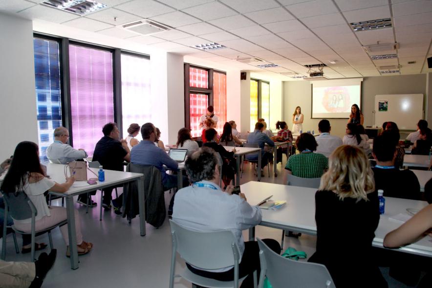 Media StartUps Alcobendas - Imagen lateral de los asistentes a la presentación.