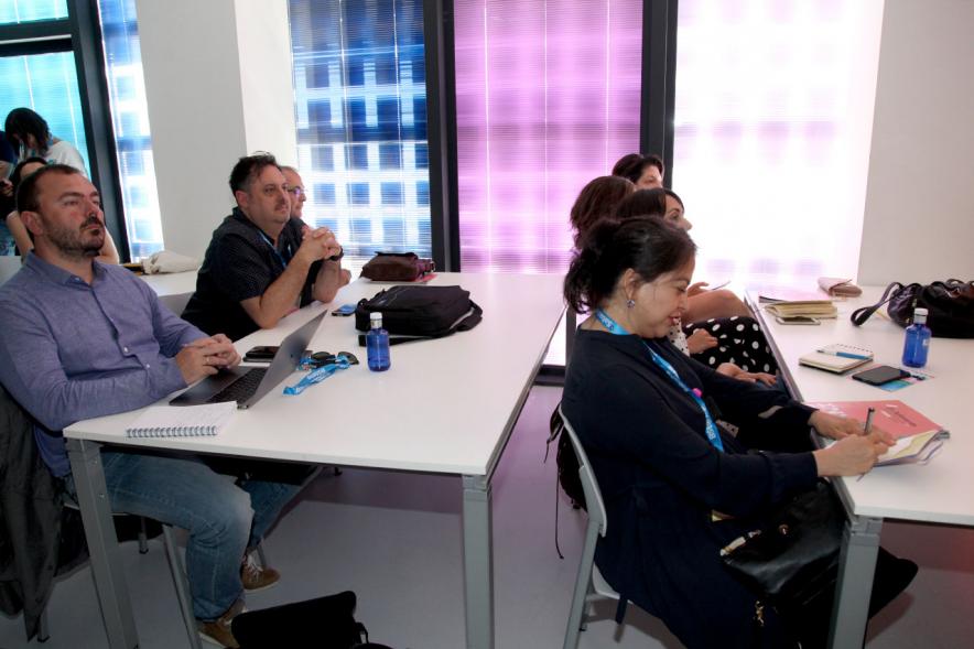 Media StartUps Alcobendas - Imagen de la  fila derecha ocupada  de la sala de conferencias.