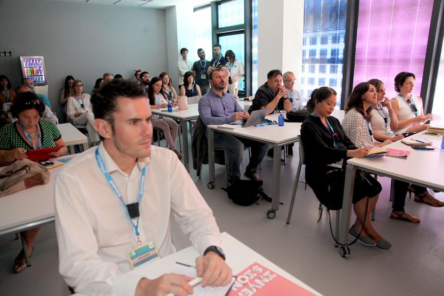 Media StartUps Alcobendas - Imagen del aula con los  asistentes a la presentación .