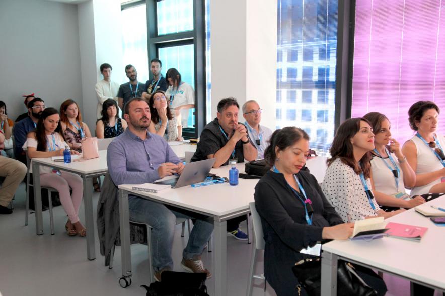 Media StartUps Alcobendas -  Imagen derecha de los asistentes en sus mesas.
