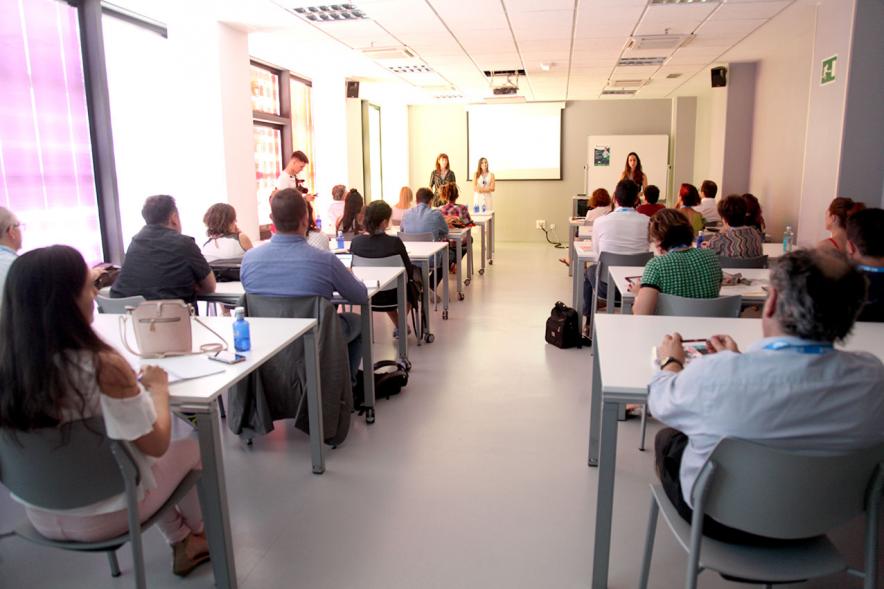 Media StartUps Alcobendas - Plano trasero de la sala de presentación y de los asistentes.
