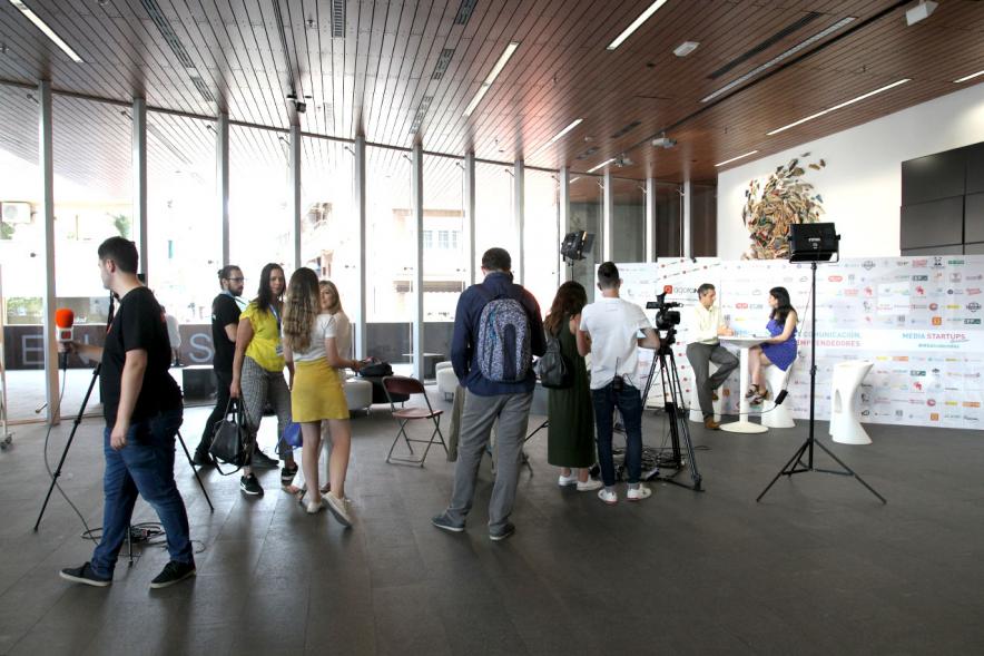 Media StartUps Alcobendas - Grupo de participantes preparando las cámaras.