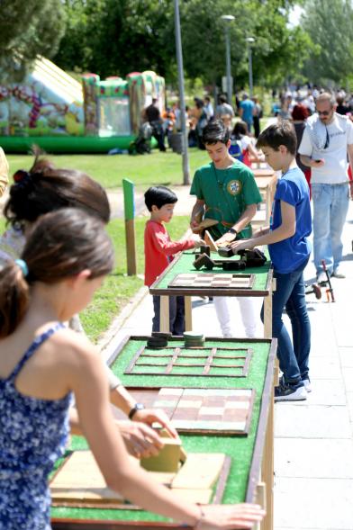 Día del Medio Ambiente 2018 -  Imagen de mesas de reciclaje para niños.