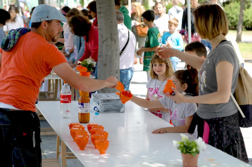 Día del Medio Ambiente 2018 - Imagen de las visitas observando los productos expuestos.
