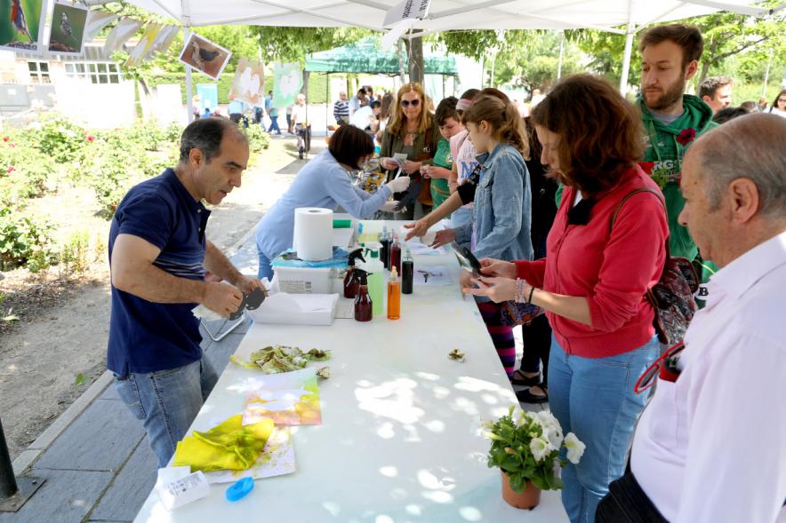 Día del Medio Ambiente 2018 - Imagen de una mesa con manualidades florales.