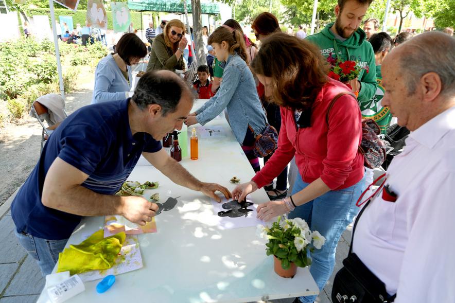 Día del Medio Ambiente 2018 - Imagen de una mesa con plantas y muchos  visitantes.
