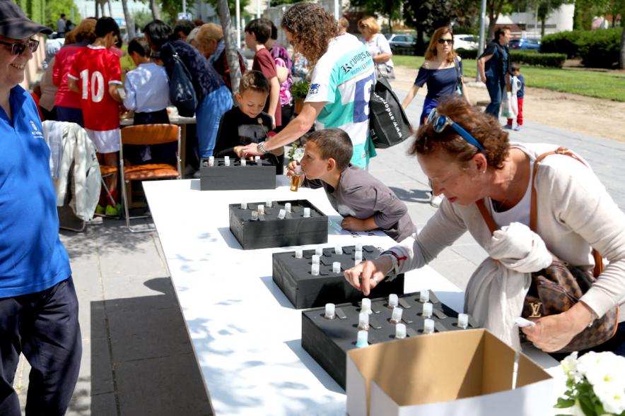 Día del Medio Ambiente 2018 - Imagen de las visitas observando los productos expuestos.