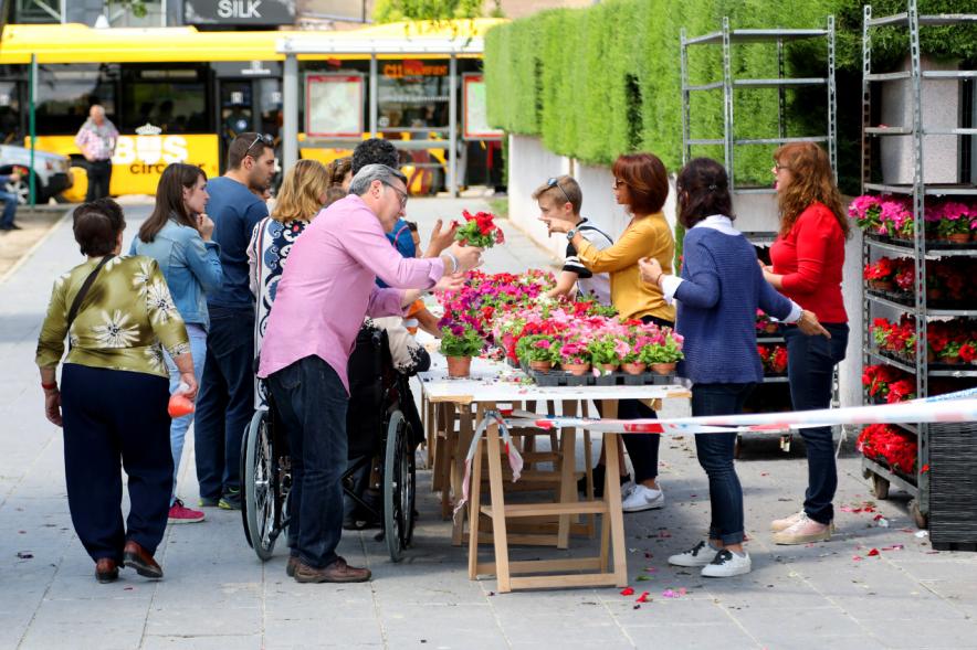 Día del Medio Ambiente 2018 - Imagen de una mesa con plantas y muchos  visitantes.