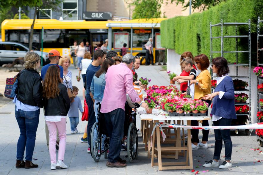 Día del Medio Ambiente 2018 - Imagen de una mesa con plantas y muchos  visitantes.