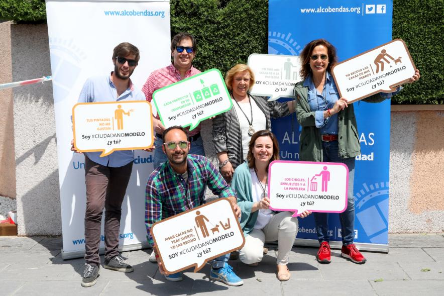 Día del Medio Ambiente 2018 - Posado de las autoridades con los carteles medioambientales.