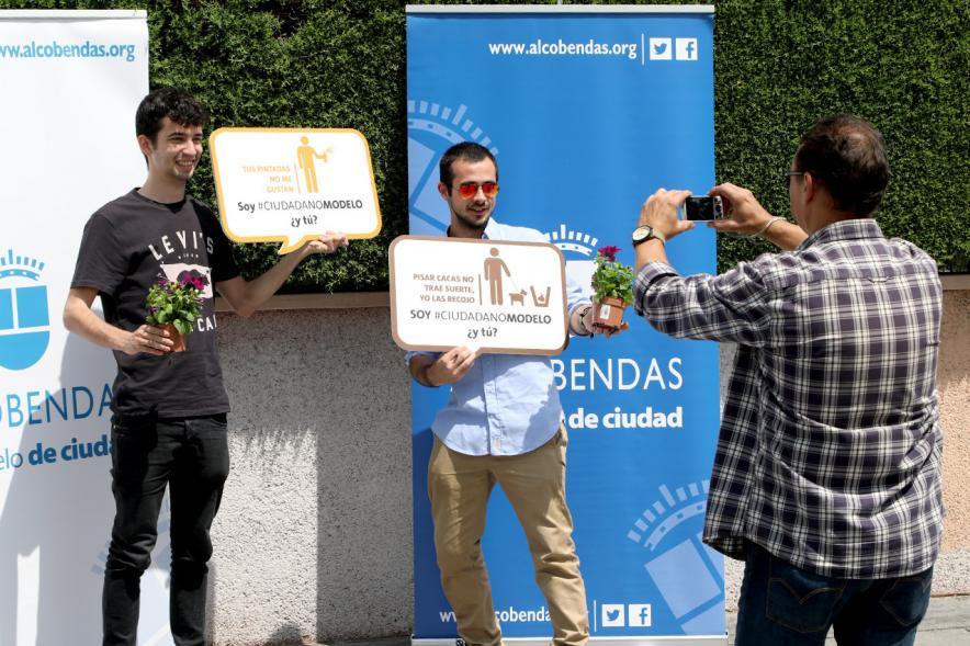 Día del Medio Ambiente 2018 - Imagen de dos visitantes con carteles medioambientales.