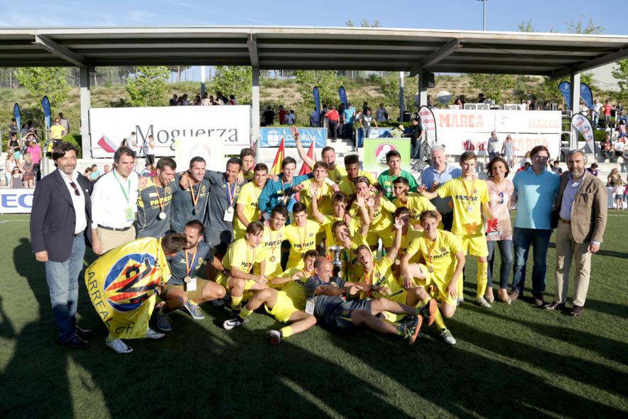 Los ganadores del torneo celebrando con el trofeo