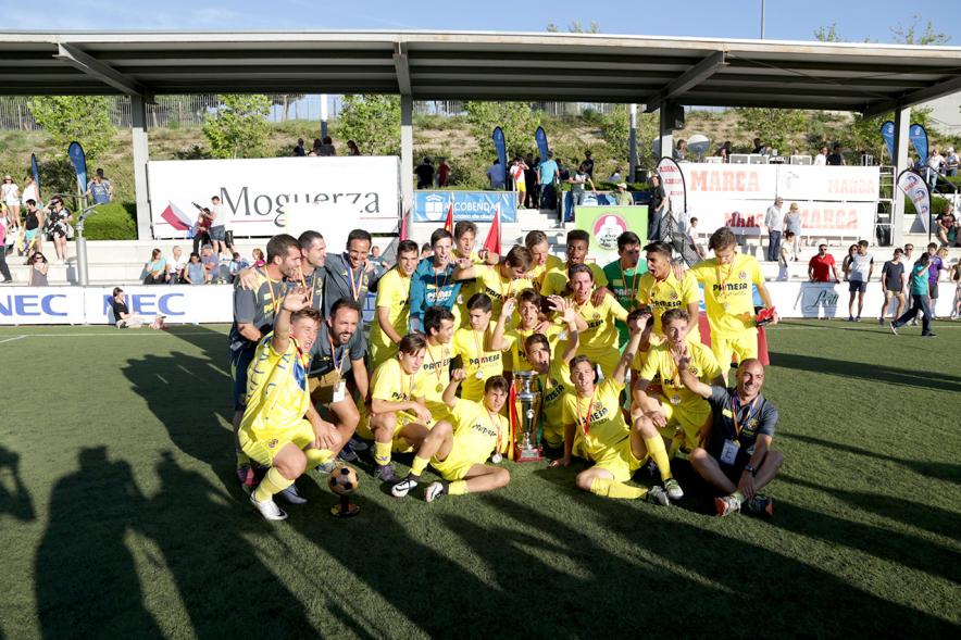 Equipo cadete del Villareal CF posa con el trofeo